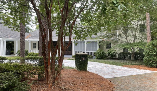 Heart of The Village, Walkable, golf cart available, Sleep up to 10