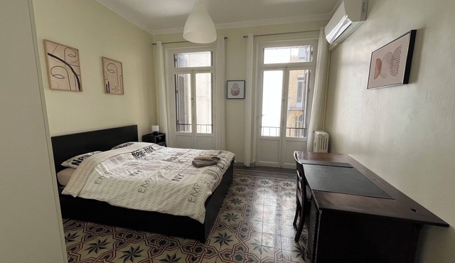 HEART OF TOWN - SPACIOUS AIR-CONDITIONED T4 OF 82M2 CLOSE TO. PL. CASTELLANE/PRADO -3 BDRMS