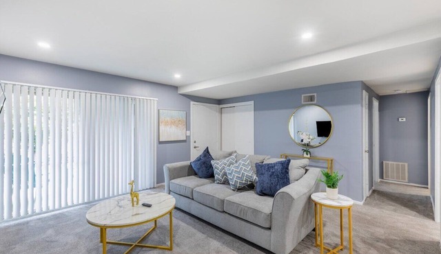 Heart of Towson *Parking*Gym*Pool*Gym*Smart TV