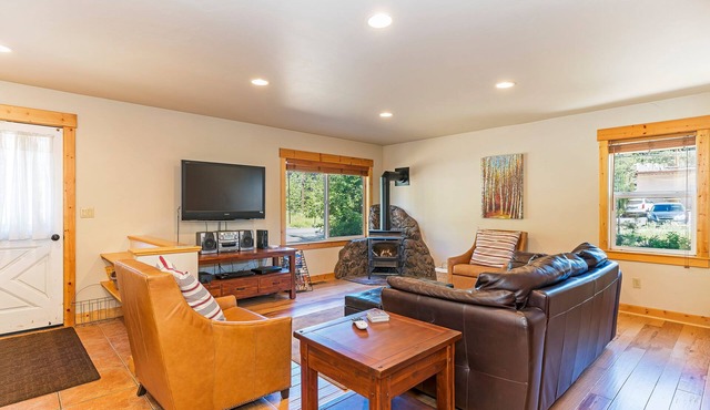 Heart of Truckee - Dog Friendly with A/C in Central Truckee, Kid's Room, Walk to Shops and Dining