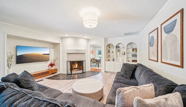 Heart of Tulsa, game room, fireplace, Sleeps 8, grill, pool.