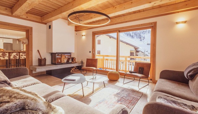 Heart of village 25 pers, feet of the tracks, sauna, jacuzzi, billiard, terrace