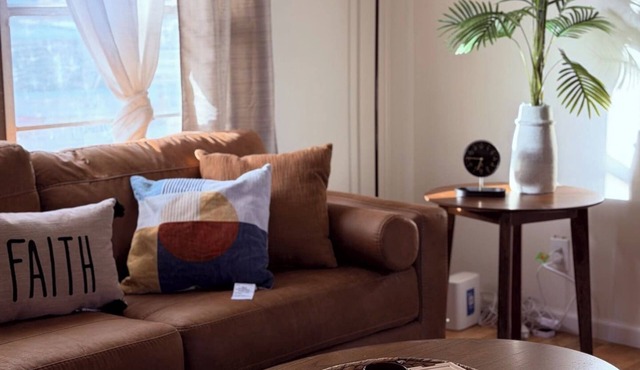 🏡 Heart of Wichita – 3BR/2BA ✨ Sleeps 6 comfortably! Features 3 queen bedrooms, 2 full bathrooms, a spacious living area, and a clean, cozy design—perfect for families, groups, or extended stays.