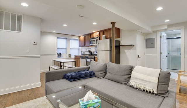 Heart of Wicker Park! Updated Apt in Walkable Area