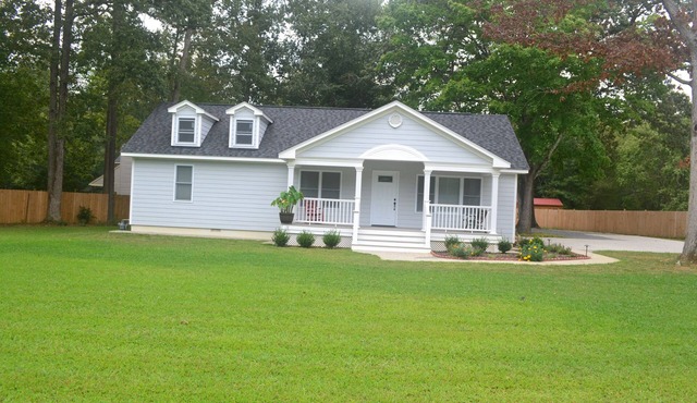 Heart of Williamsburg Guest House 3 Bedrooms, 2 Full Baths, Sleeps 6