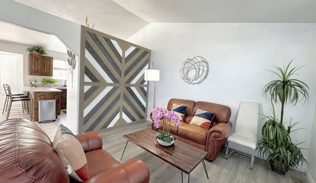 Heart of WVC, Family Friendly, 2 King beds, 3 Queen Beds, 2 sofa sleepers.