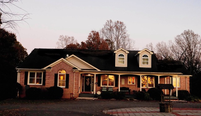 Heart's Desire-3 bdrm/2ba country home with amazing views