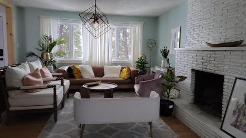 Heart to Downtown - Bright and Sunny Ultra Premium Queen bedroom