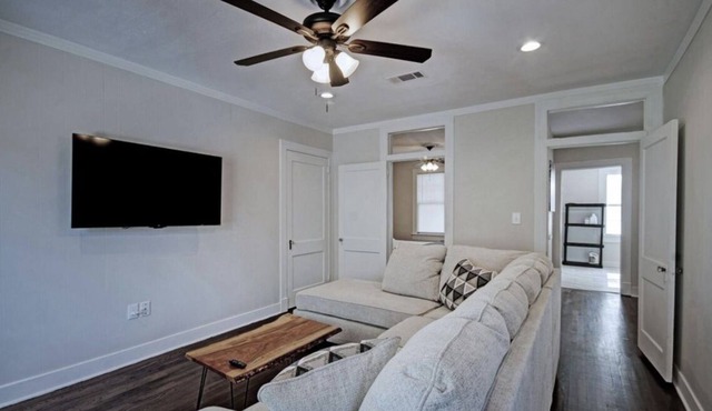 Heart Welcoming Home ! Minutes Away From A Theater & Local Foods!!