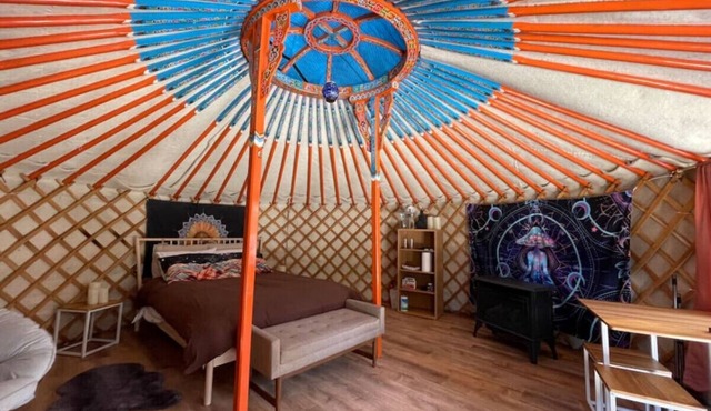 Heart Yurt | Cedar Hot Tub | 1 hr to Skiing & Mt Rainier