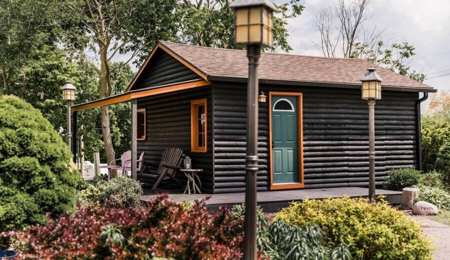 Heartbreaker|Log Cabin + Hot Tub w/TV+ Pickleball