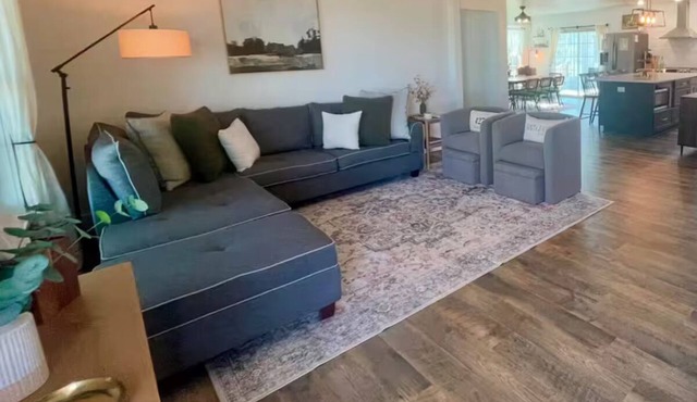 Hearth & Heartland nFarmhouse-3 private acresnFamily Friendly