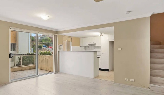 Hearth of Dee Why. Close to shops and beach