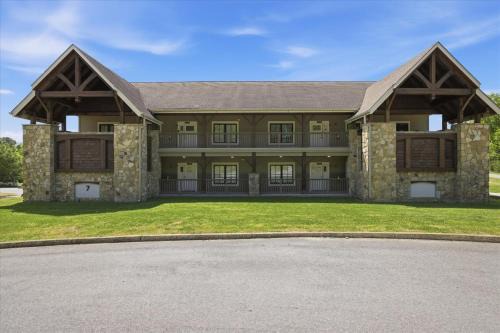 Hearthstone Lodge- 4 Private UnitsKing BedsPatio