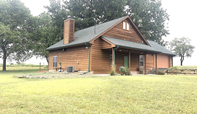 Heartland Cabin Retreat~ King Bed ~ Room to Roam