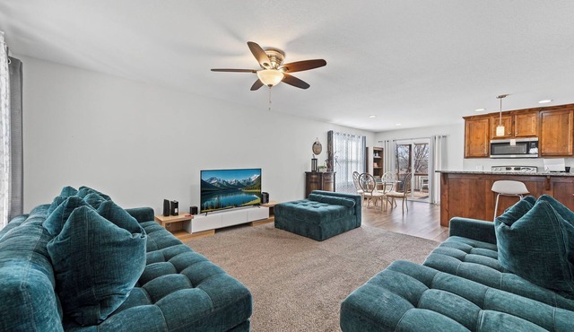 Heartland Home 3BR Home w/Parking Pet Friendly Accommodated up to 10 guests