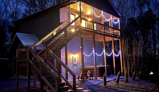Heartwood♥ Cabin loft w/private HotTub, Hiking, Fishing, & Ziplines on 66 acres!
