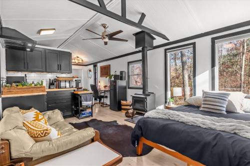 Heartwood Haven-hot tub, sauna, firepit, peaceful
