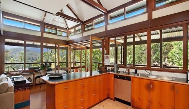 Heartwood Hill - Epic retreat-style exposed timber house with views of Wollumbin