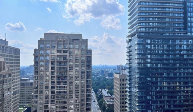 Heat of Downtown Walking to TTC Subway&Queenspark&UniversityOfToronto in 3 mins!