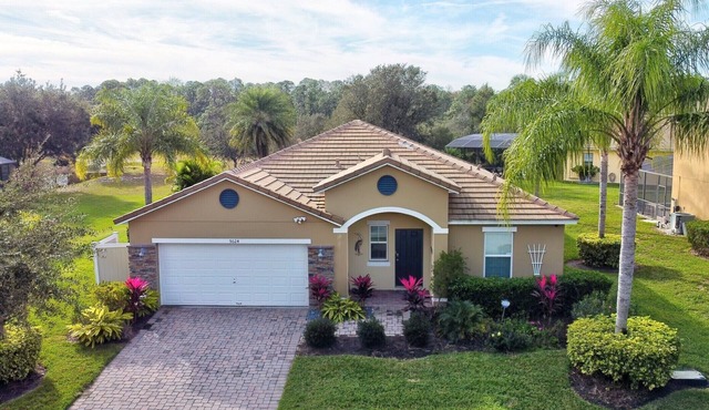 Heatable pool and Spa, propane grill, 3 King beds, 4 Twins, TV each bedroom