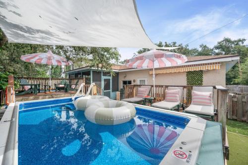 Heated Cocktail Pool, Putt Putt, Bowling, BBQ, Nintendo, Pet Friendly, Ping Pong