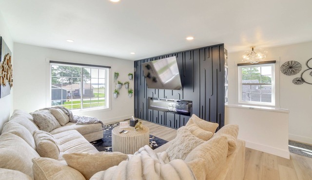 Heated Garage, Walk to Waterfront: Michigan Escape