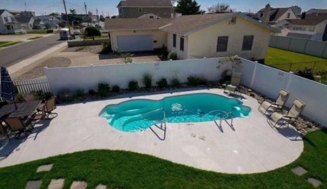 HEATED IN-GROUND POOL, 7 LARGE BEDROOMS, WALK TO BEACH, 5 MILES TO AC