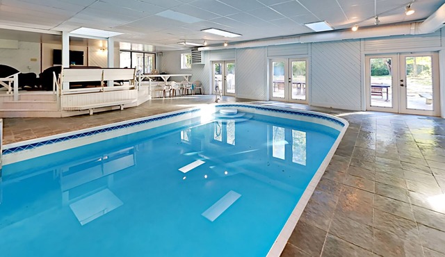 Heated Indoor Pool, Fast Wifi, 5 Acres of Fenced Privacy