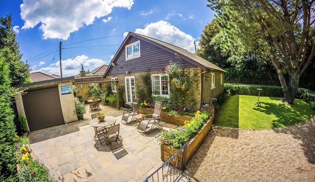 Heated indoor pool & spa, countryside holiday cottage near the beach & park