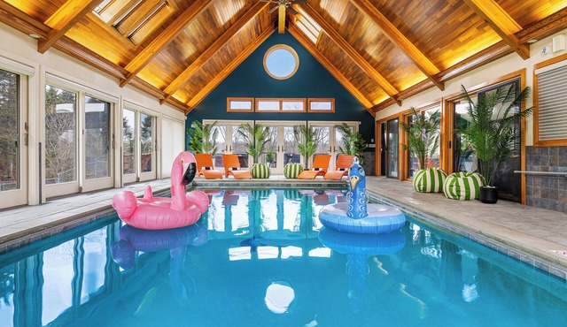 Heated Indoor Pool ~ Spa ~ Movie Theather ~ Gym/Yoga ~ Arcade ~ Bowling ~Karaoke