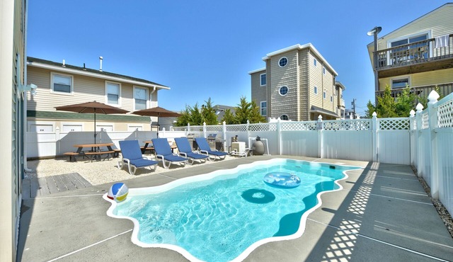 HEATED Inground Pool, 3rd from the Beach with Amazing Beach Views, New & Modern