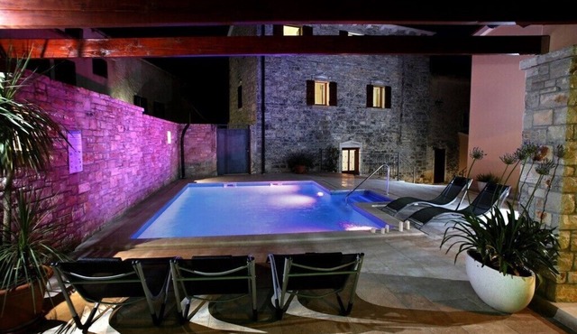 HEATED OUTDOOR POOL + Spa Whirlpool + Sauna: Stone villa with private pool