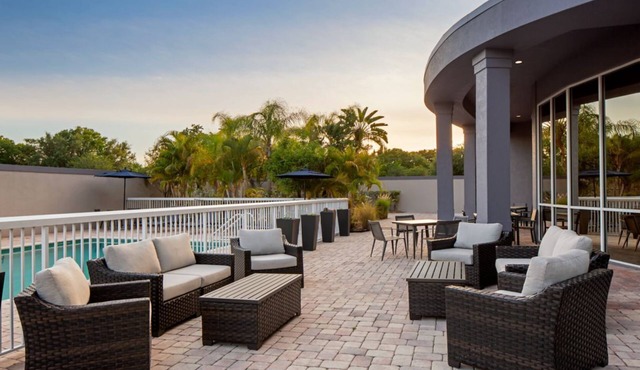 Heated Outdoor Pool Stay in Tampa Oldsmar! On-site restaurant & Parking