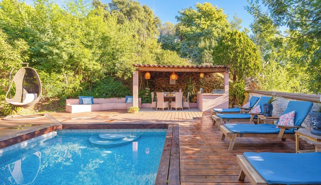 Heated pool house 200 mins from the beaches.