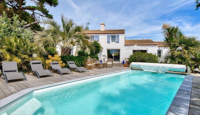 Heated pool, 800 m from the beach, villa for 8