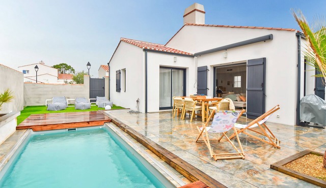 Heated pool – House for 6 adults and 2 children