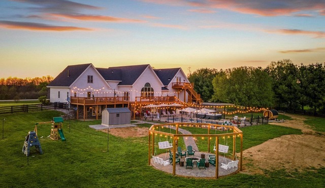 Heated Pool~2 hottubs~ Barrel Sauna~Theatre~Arcade~Game Room~PS5 Lounge~ 16 BEDS