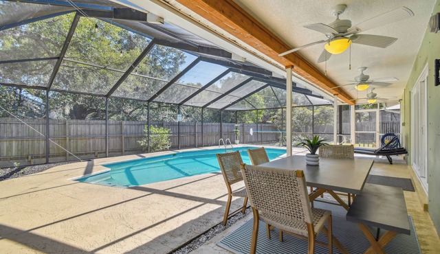 Heated Pool. 3-bedroom house 6.5 miles to honeymoon Island
