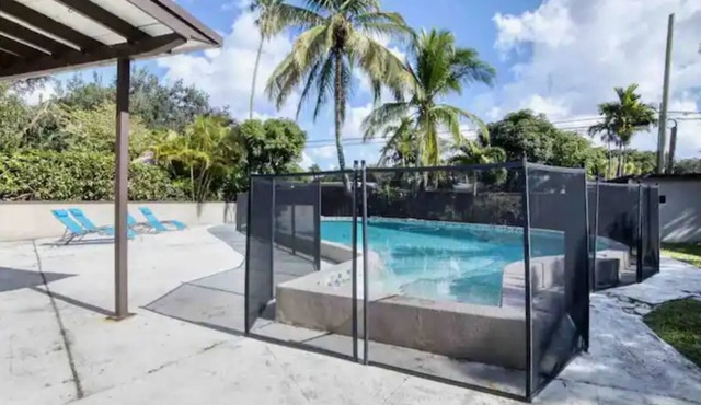 *Heated Pool* 3 Kg Bed/2 Ba Private Family Home