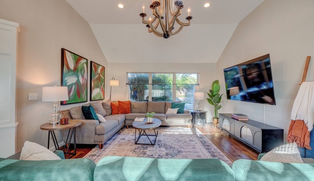 Heated Pool, 3 King Bedrooms- 2 Suites, Sleeps 14, Private Backyard Near OU