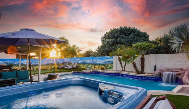 Heated Pool. 3 King Rooms! Sleeps 9!