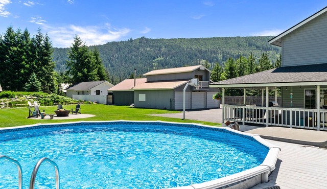 Heated pool,4 bedrooms,hot tub, Dogs ok, pond, 2mls to town