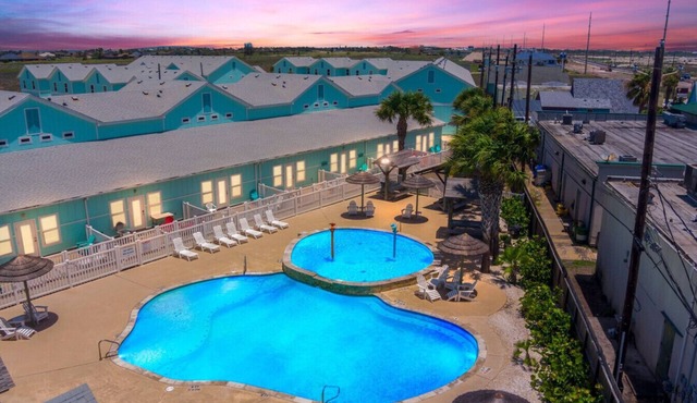 Heated Pool, 5 Bedroom, Spacious, King Beds, Near White Cap Beach, Patio, Grill