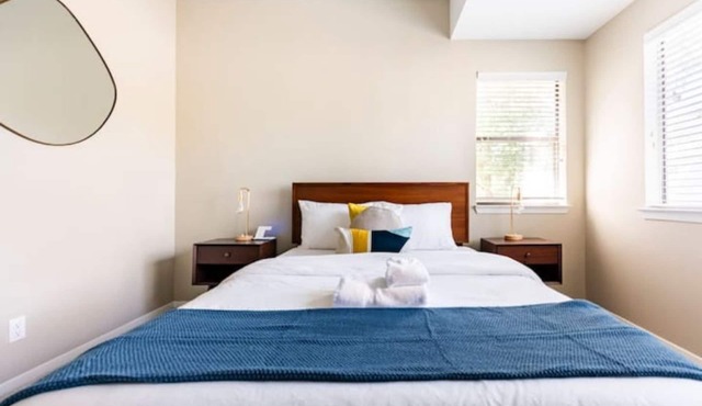 Heated Pool + 5 min to UT/Football Stadium