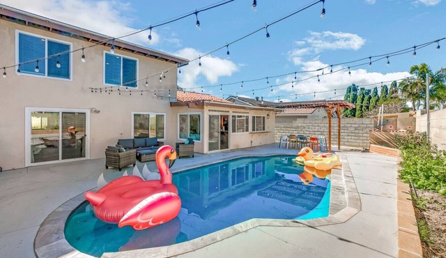 Heated Pool, 5 mins to South Coast Plaza, SA4