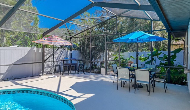 Heated Pool, 5 minute Walk to River Park with Boat Ramp, Near Downtown & Beach, $300 in Free Tickets