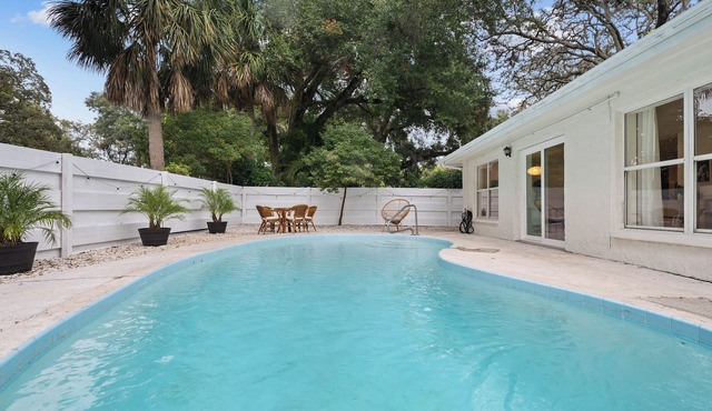 Heated Pool 5BR Family Oasis with BBQ, Sleeps 10