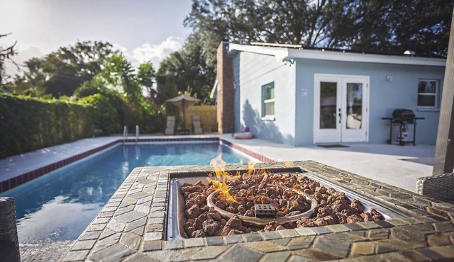 HEATED POOL 8 FEET DEEP AND FIRE PIT BLISSFUL 4 BR HOME CLOSE TO EVERYTHING