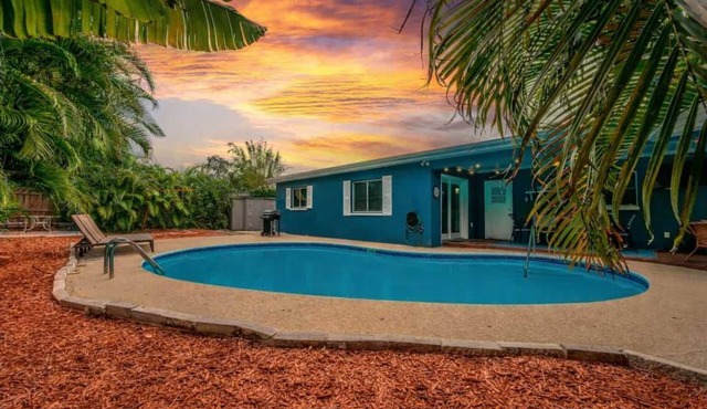 Heated Pool - 8 min to beach - King Beds